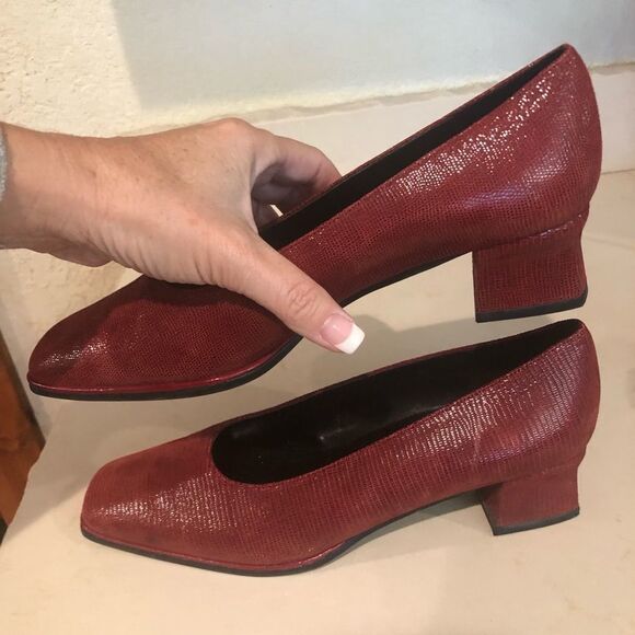 👠😊Vaneli Red Leather Suede Pump👠😊 - Picture 4 of 6